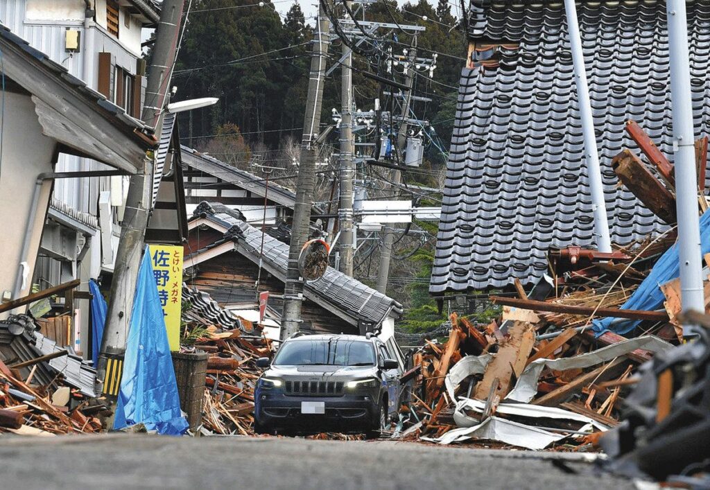 倒壊した家屋で車両の通行に支障が出ている正院地区＝石川県珠洲市（中日新聞より引用）