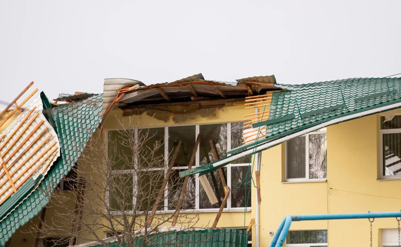 屋根が剥がれた家